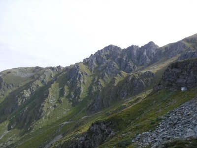 白昼蓝天下的青山灰山